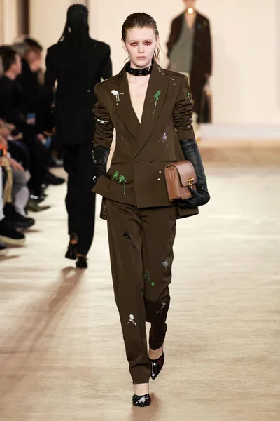 Look 27
